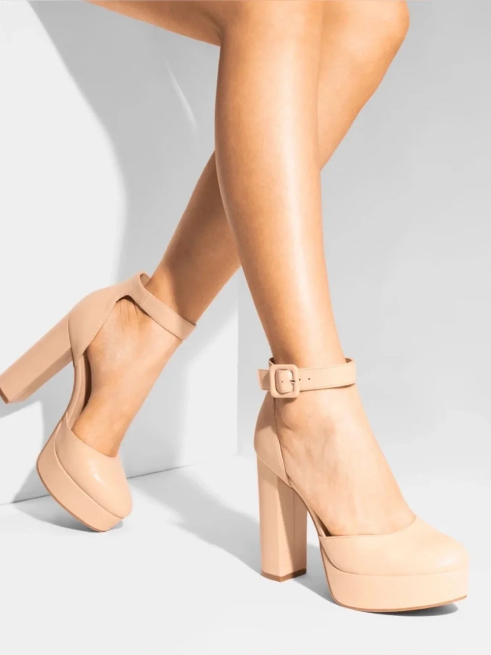 Size 6 Dream Pairs Nude Heels